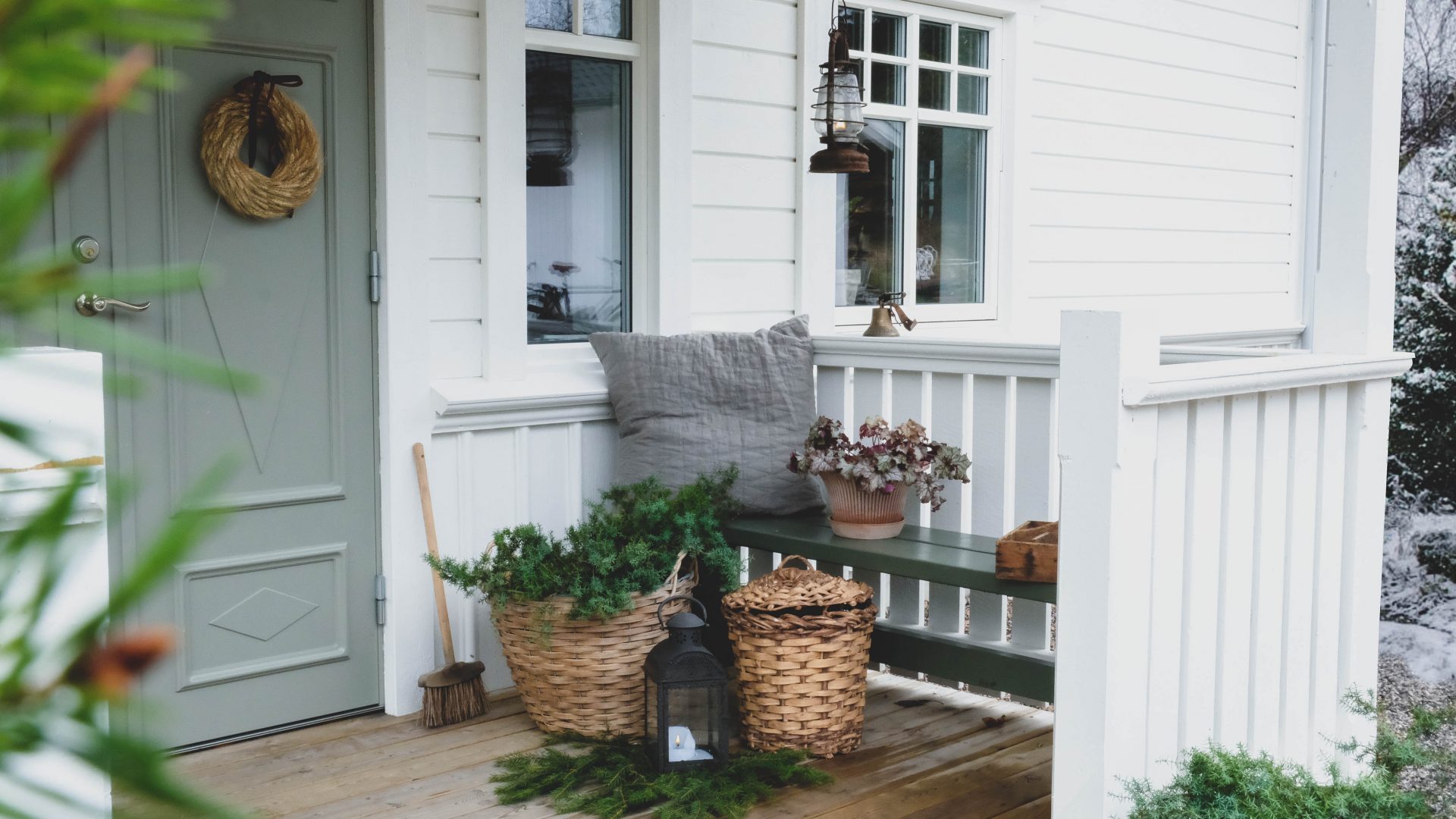 4 enkla tips: Så gör du julfint på trappan och uteplatsen!