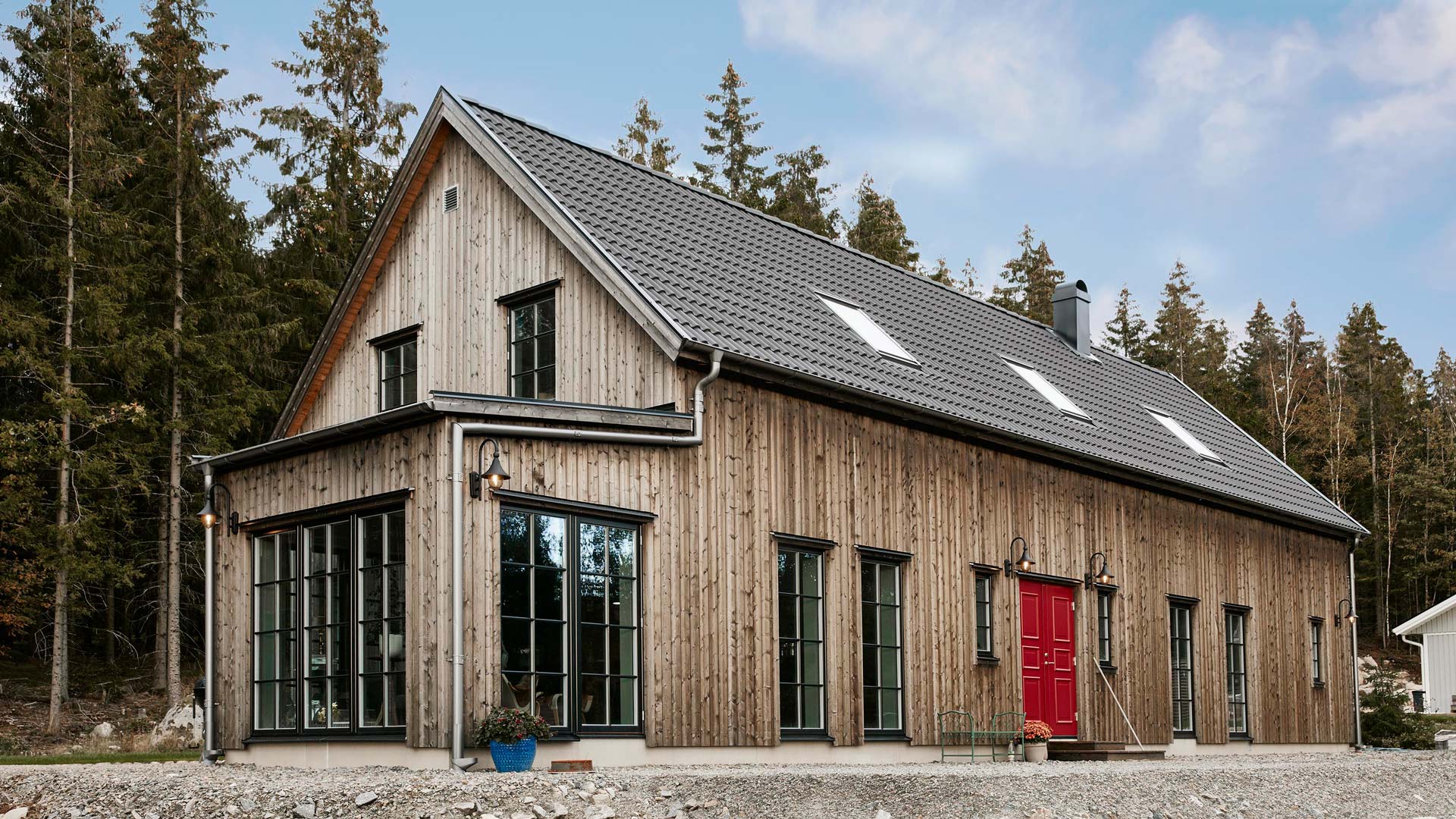 De byggde sitt ladhus precis intill skogen