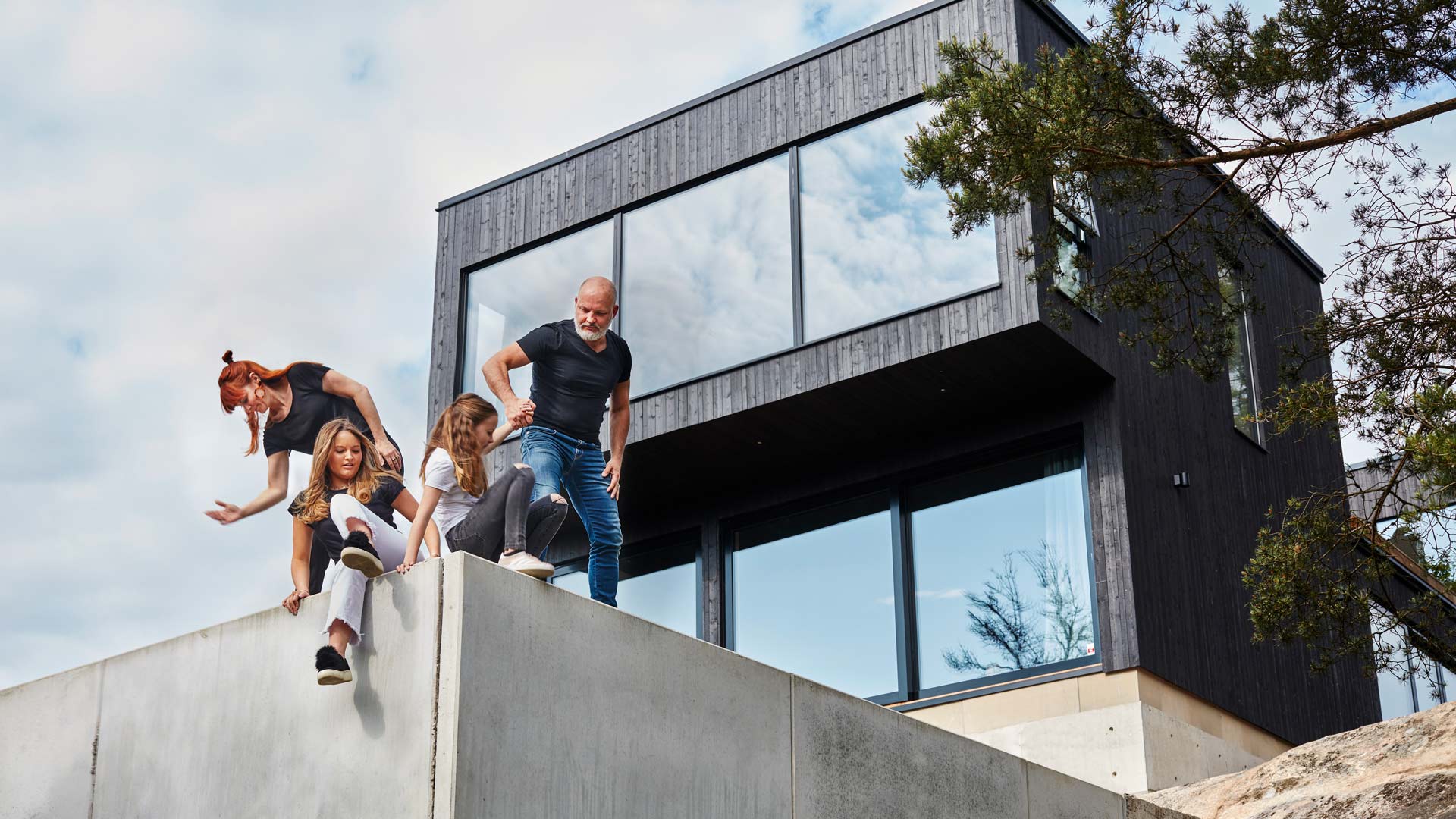 Arkitektritad modern villa med sjöutsikt