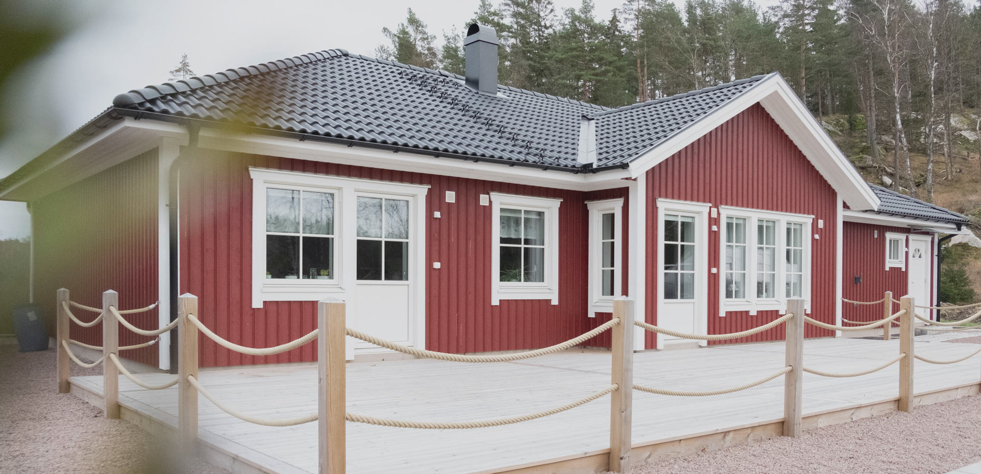 Enplanshus med skogen som granne