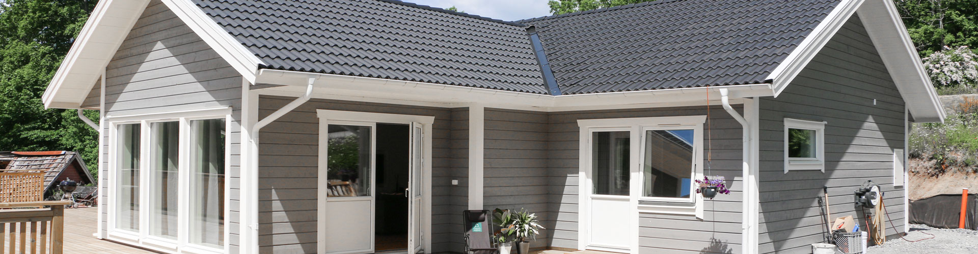 Enplanshus med utbyggnad som skapar rymd