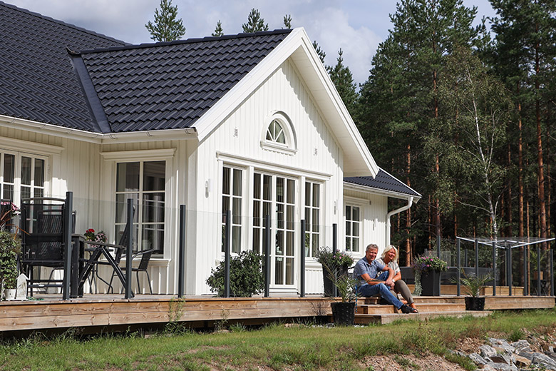 Enplanshus med nybyggd maskinhall på 300 kvm - Bild från husleverantören Alingsås Huspaket.