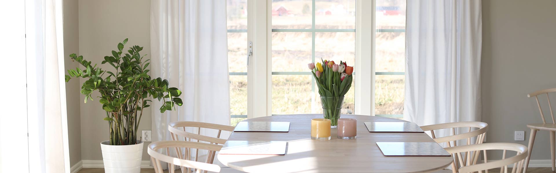 New Englandhus med utsikt över åkrar och ängar