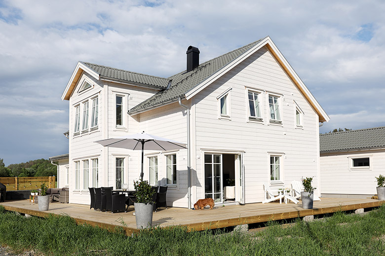 Klassisk villa med utespa och egen lägenhet - Bild från husleverantören Alingsås Huspaket.