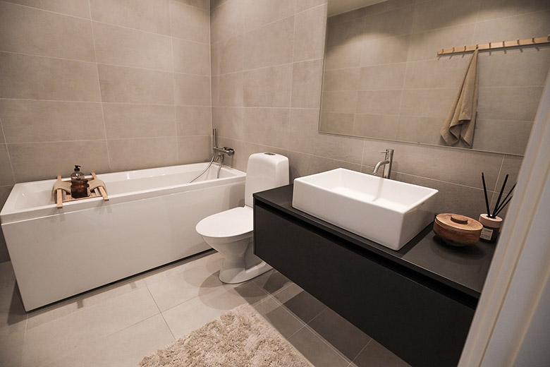 Modernt badrum med badkar.