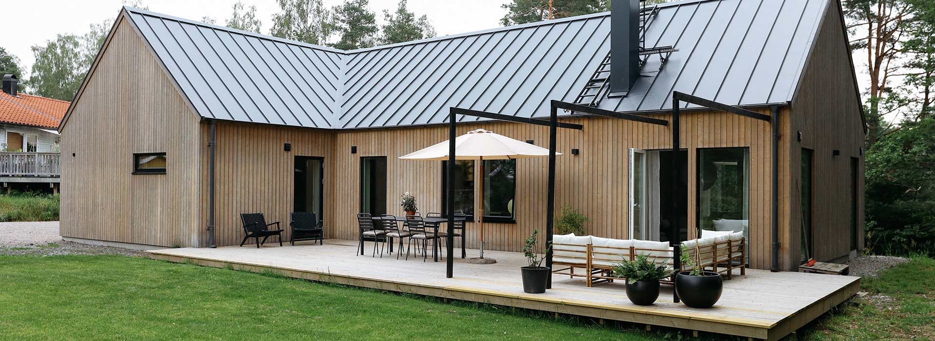 Modernt ladhus med plåttak och betonggolv