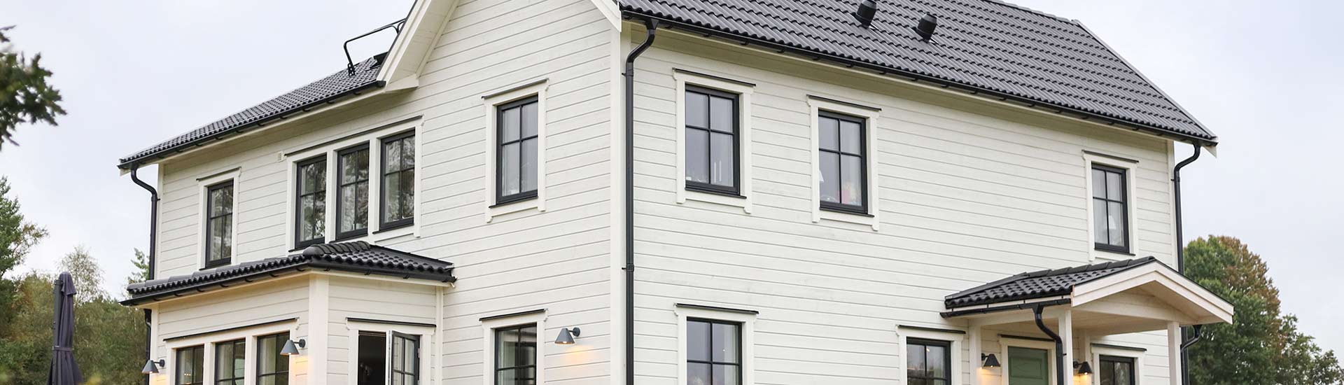 Nybyggt New Englandhus precis vid sjön