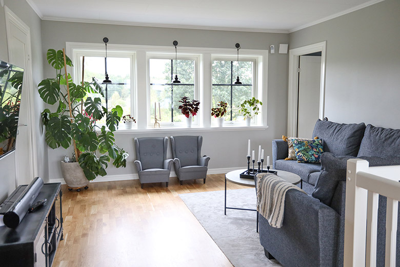 Vardagsrum med tre fönster. Hus från Alingsås huspaket - Husleverantör
