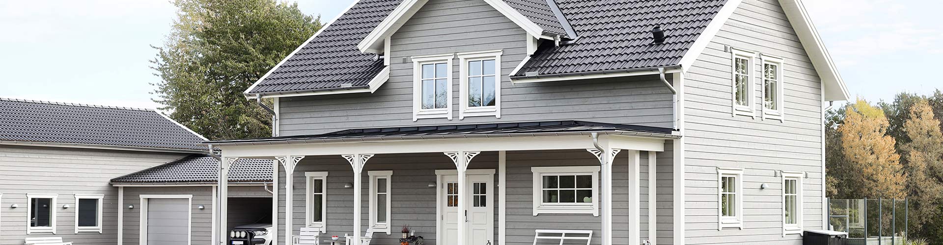 Ett klassiskt hus på landet med amerikansk veranda