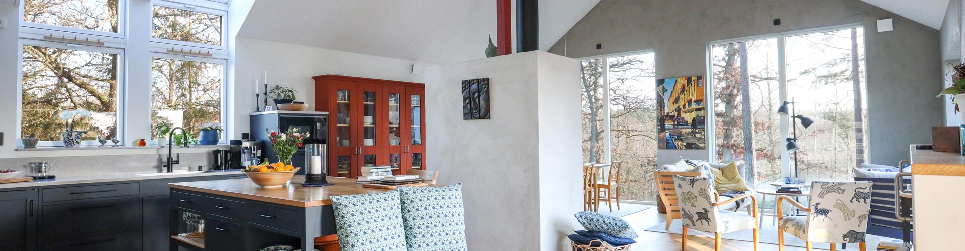 Modernt ladhus med platsbyggt orangeri