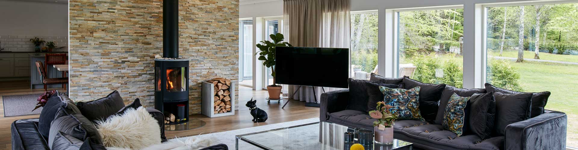 Modernt trähus med komplementbyggnad perfekt för tonårsbarnen