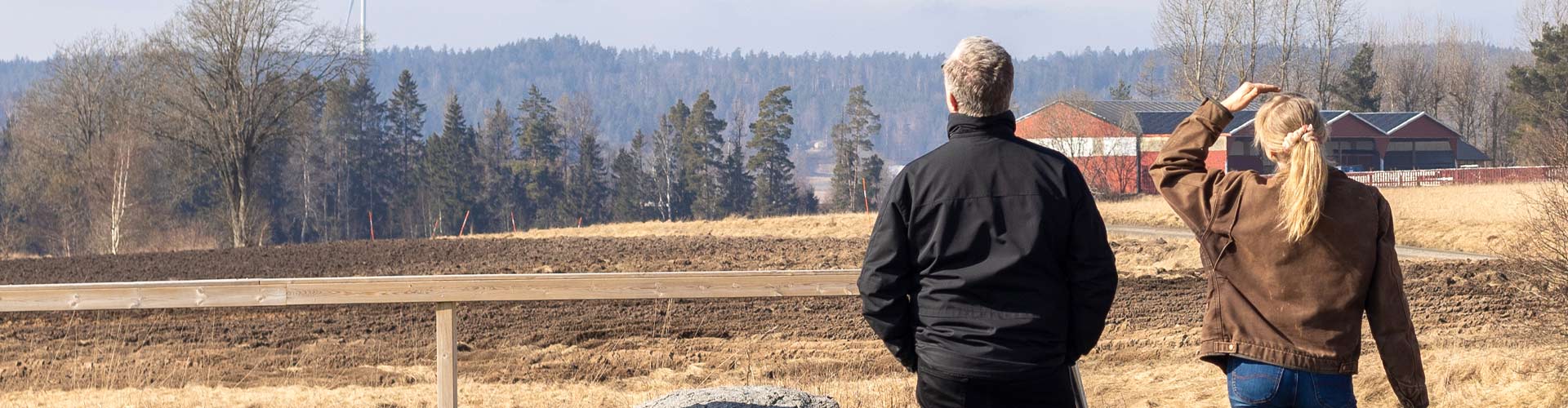 Klassiskt trähus med amerikansk veranda på nybyggd hästgård