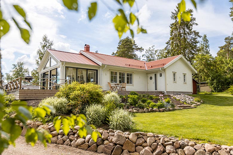 Byggde nytt sommarhus på sitt smultronställe - Bild från husleverantören Alingsås Huspaket.