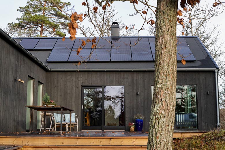 Att investera i solpaneler på nya huset - Bild från husleverantören Alingsås Huspaket.