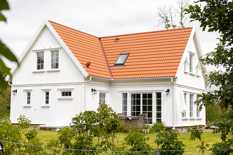 Sommarhuset står dit segelbåten förde dem - Bild från husleverantören Alingsås Huspaket.