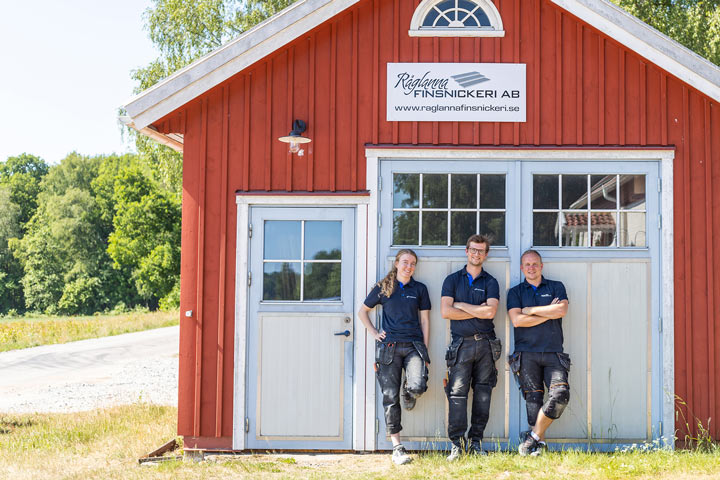 Alise, Albin och Johan jobbar i snickeriet tillsammans med Albins pappa Jonas och deras kollega Fredrik.