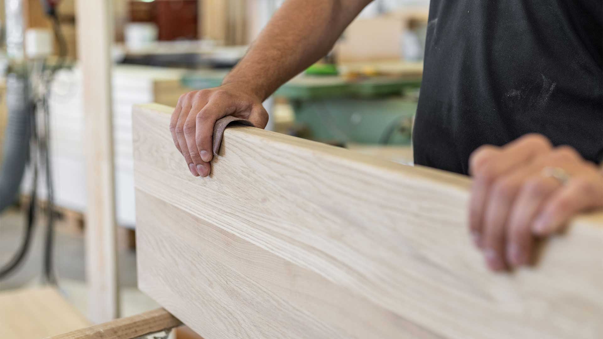 Händer håller träplanka