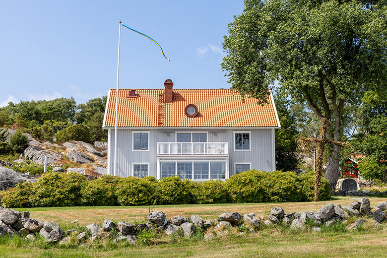 Grått hus med tre våningar i Bohuslän