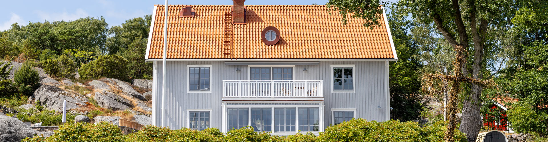 Skärgårdshus i tre våningar i nyklassisk stil