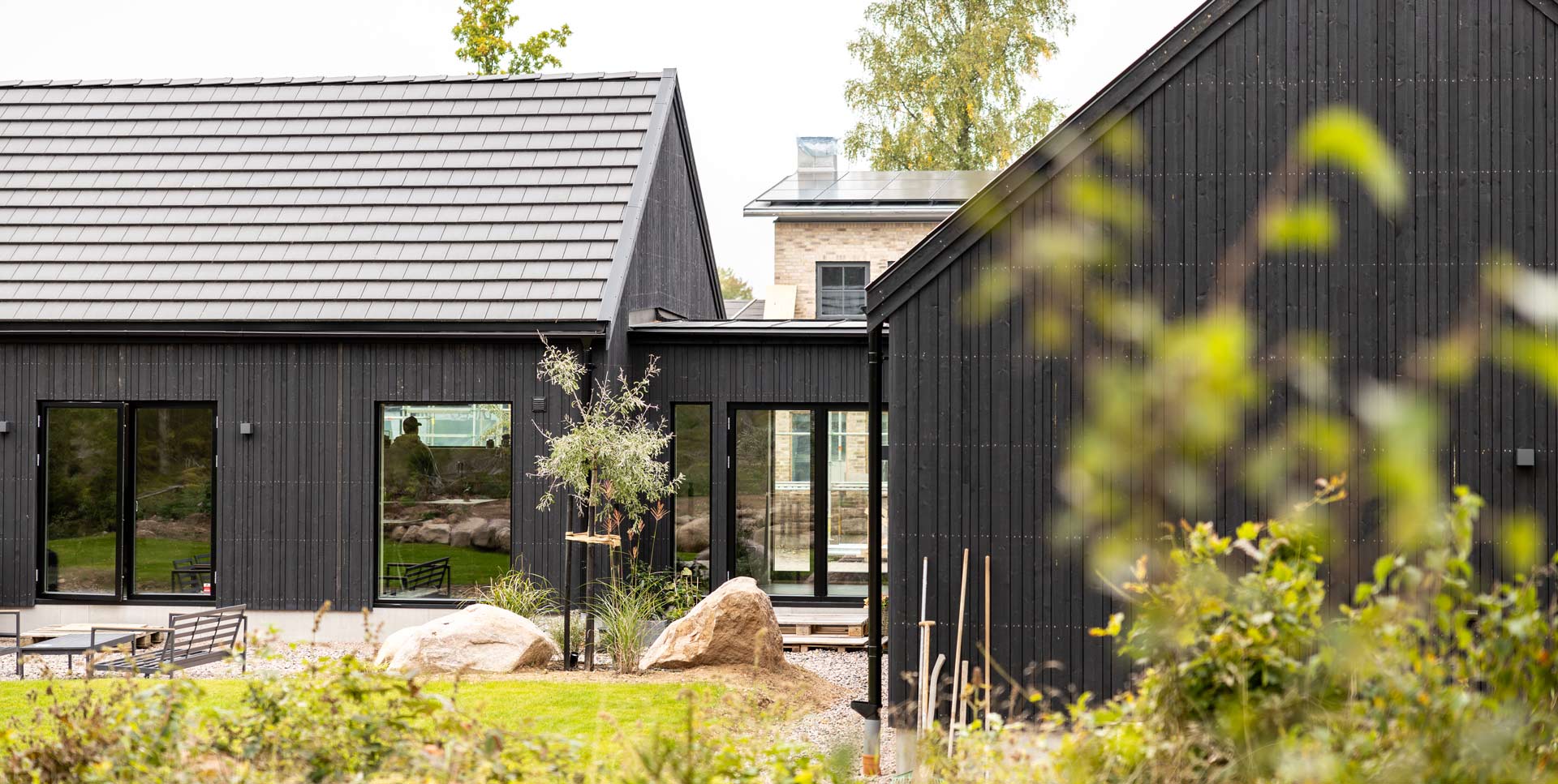 De två ladhusen möts i ljuset av en breezeway