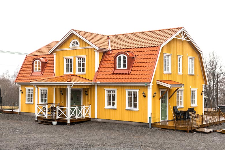 Nybyggt herrgårdshus med takkupor i plåt - Bild från husleverantören Alingsås Huspaket.