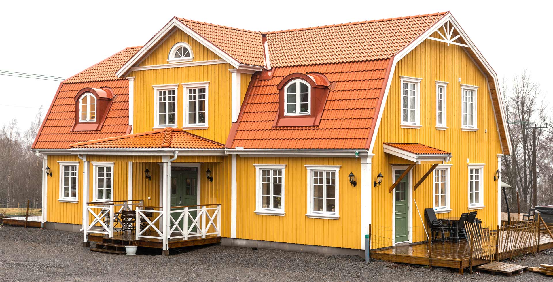 Nybyggt herrgårdshus med takkupor i plåt
