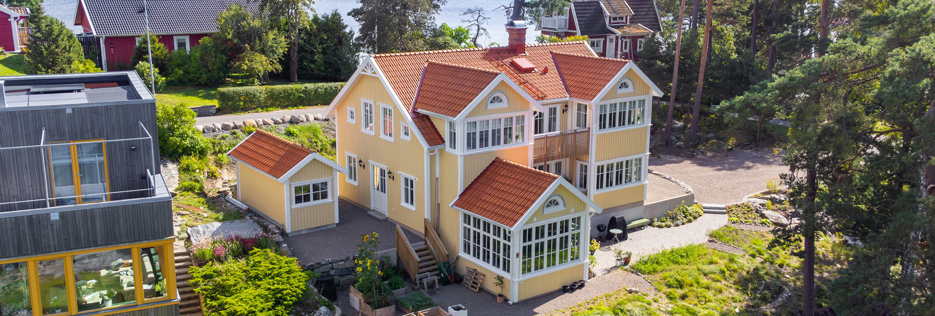 Nybyggd sekelskiftesvilla med orangeri på sjötomt