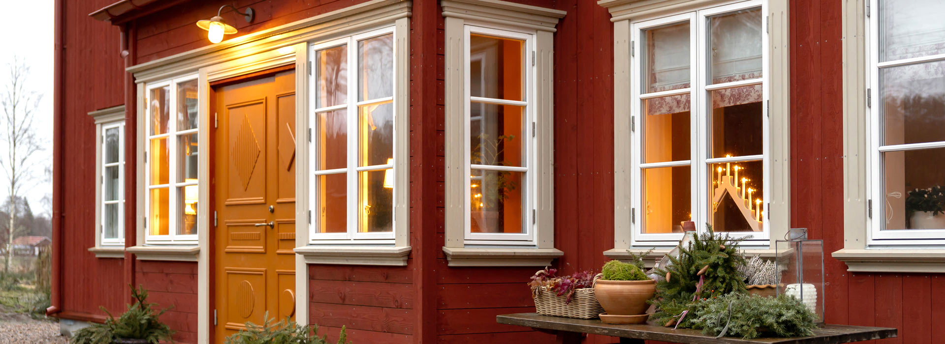 Klassiskt falurött lösvirkeshus i gammaldags anda