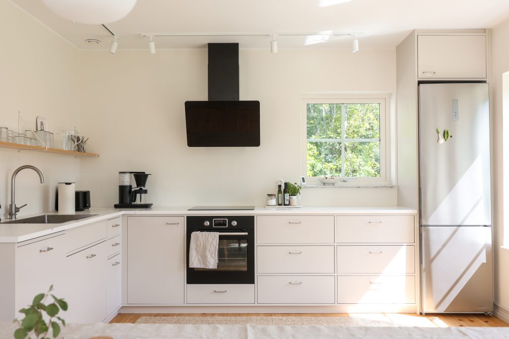 Ljust kök utan överskåp