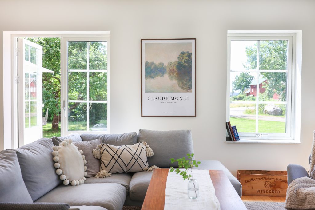 Vardagsrum med soffa och altandörr