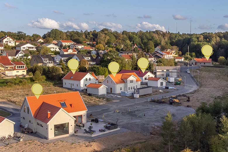 Många hus med en liten plupp ovanför taket