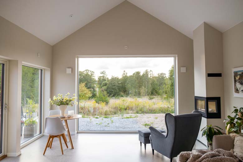 Vy från insidan av ett hus med störa fönster