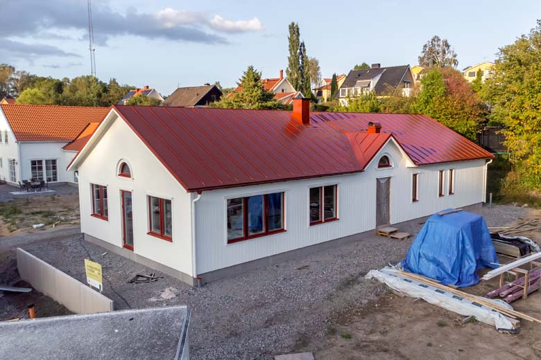 Vitt hus med rött plåttak