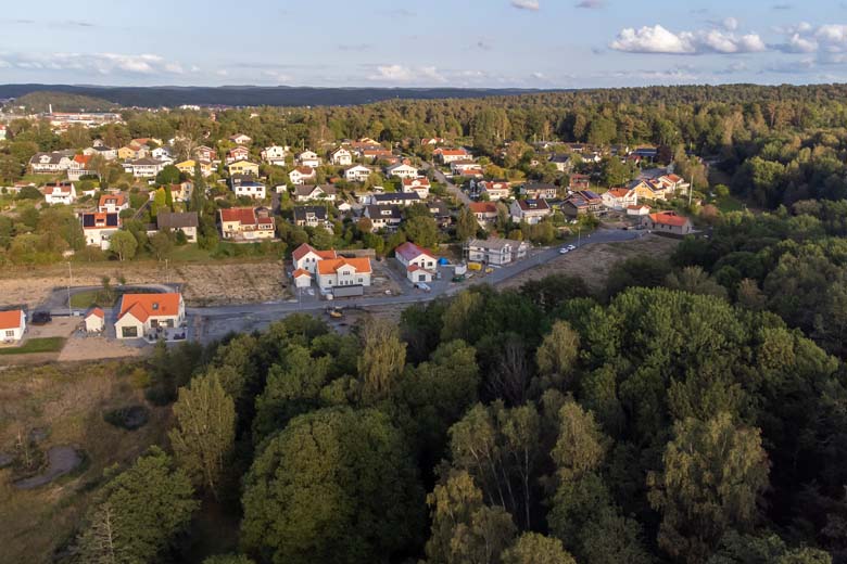 Flera hus omgivna av skog