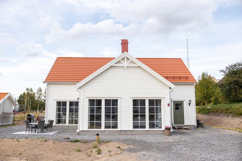 Lösvirkeshus med orange tak framifrån