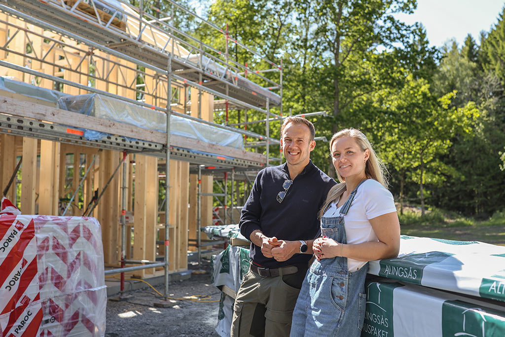 Paret framför husbygget