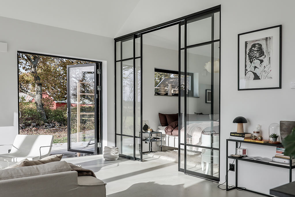 Sovrum och dörrparti