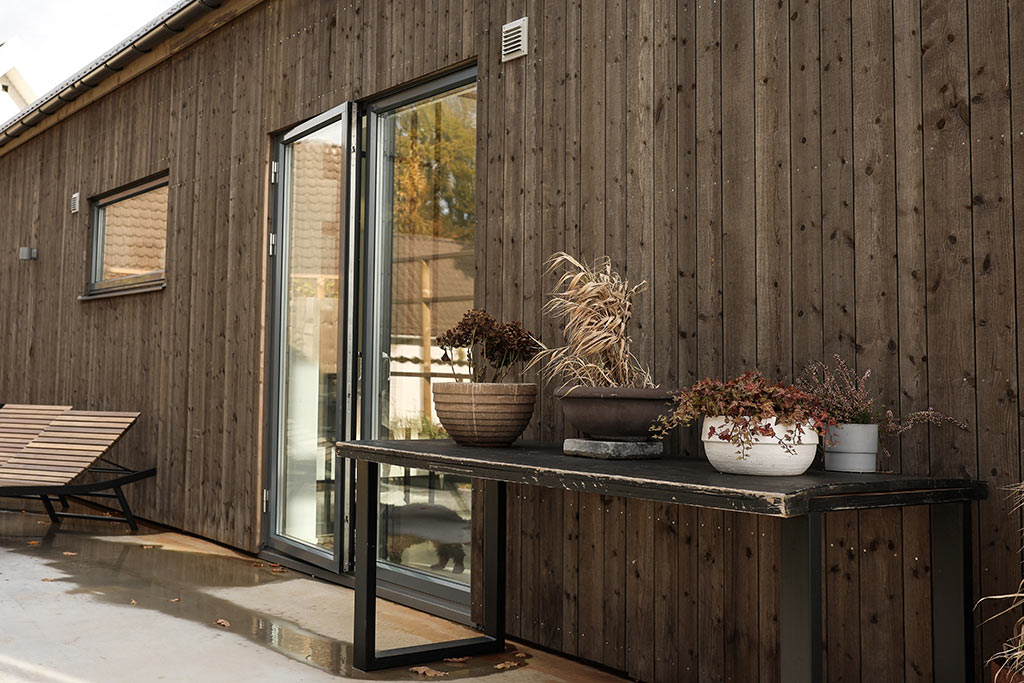 Krukor mot fasaden på ladhuset