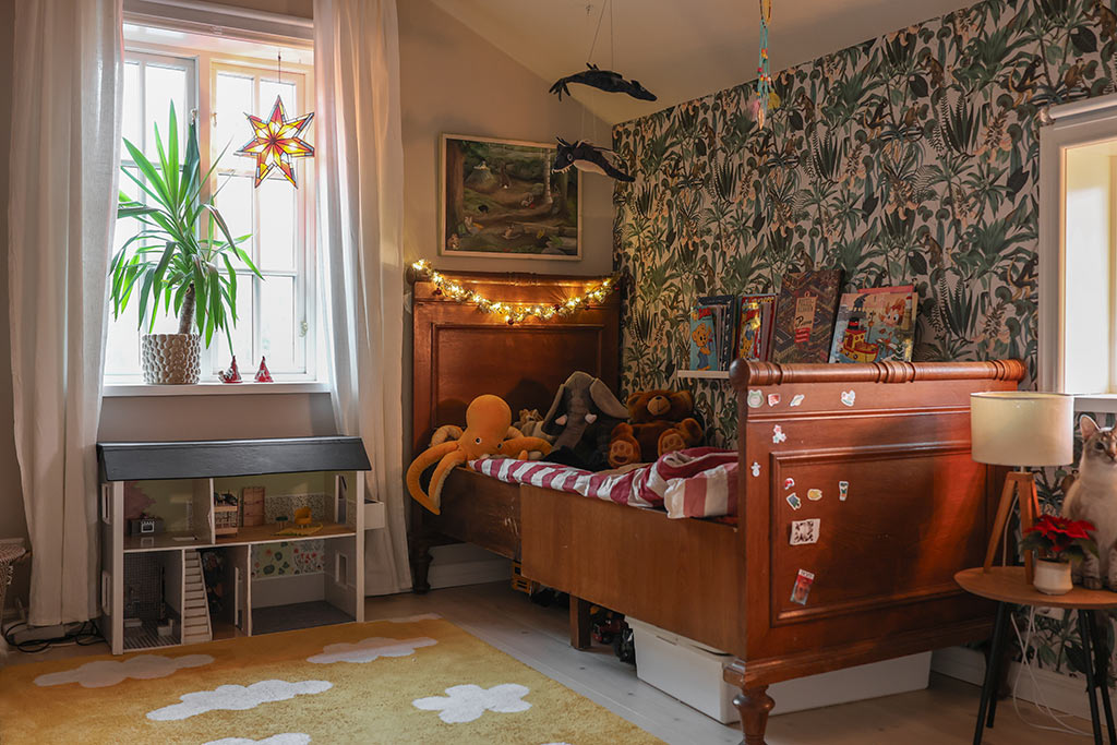 Barnrum med växasäng i trä