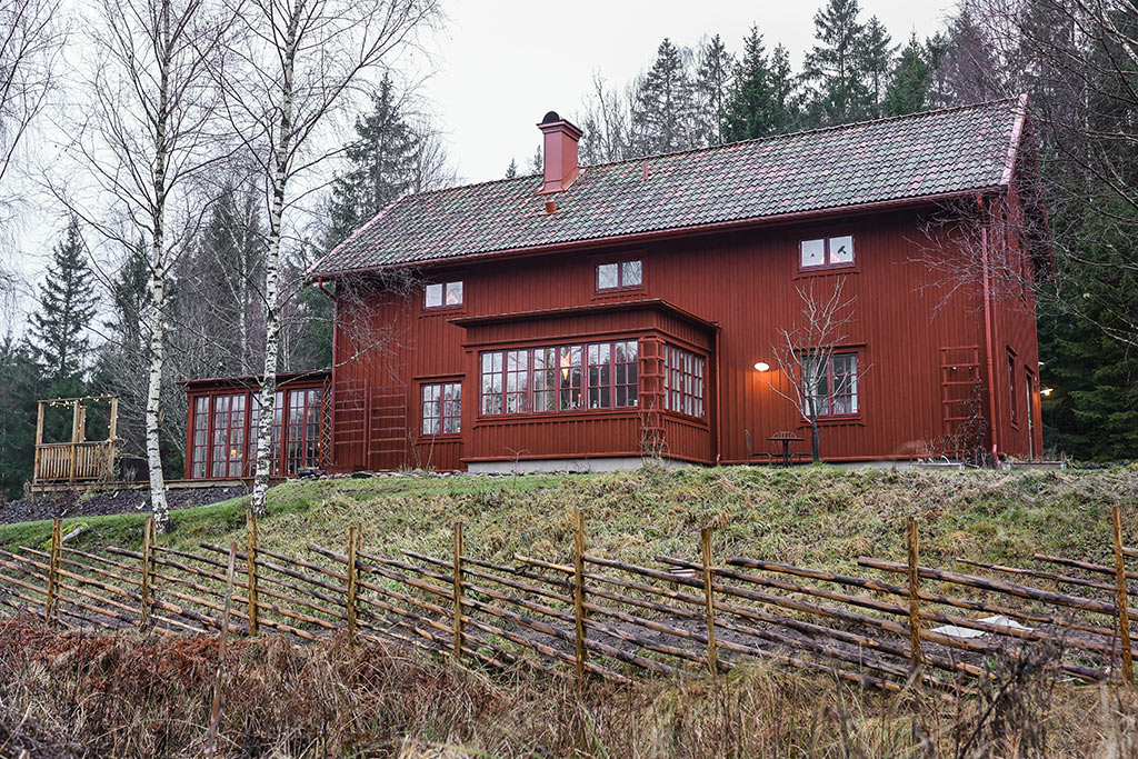 Hela huset nedifrån kullen