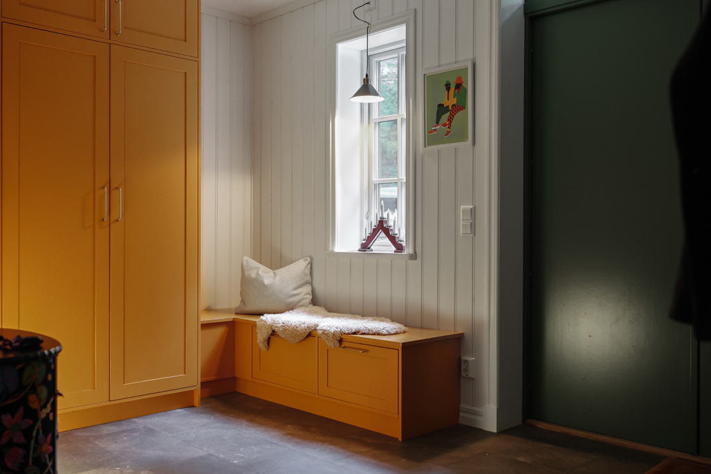Platsbyggd förvaring i gult