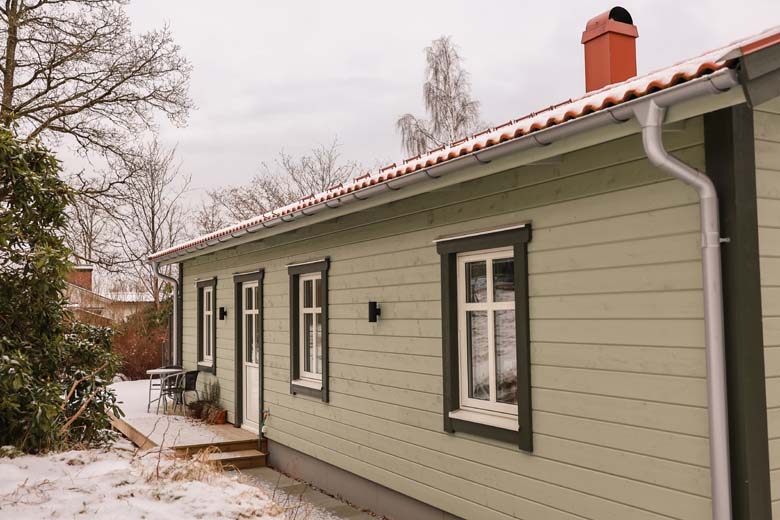 Baksidan av ett hus med gröna knutar