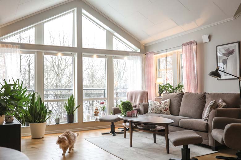 Stort fönster mot sjön