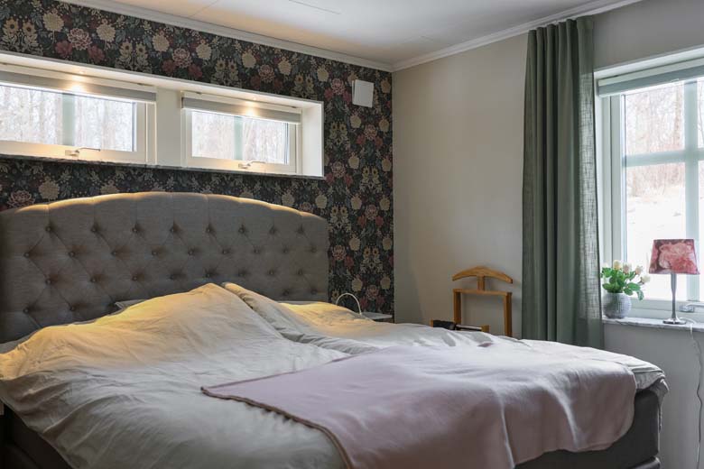 Sovrum med öppningsbara fönster ovanför sängen