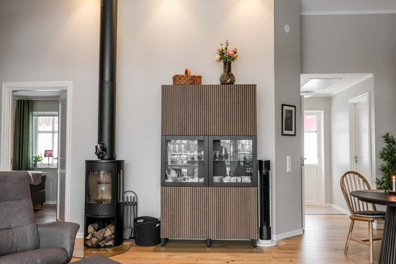 Fin kamin bredvid skåp