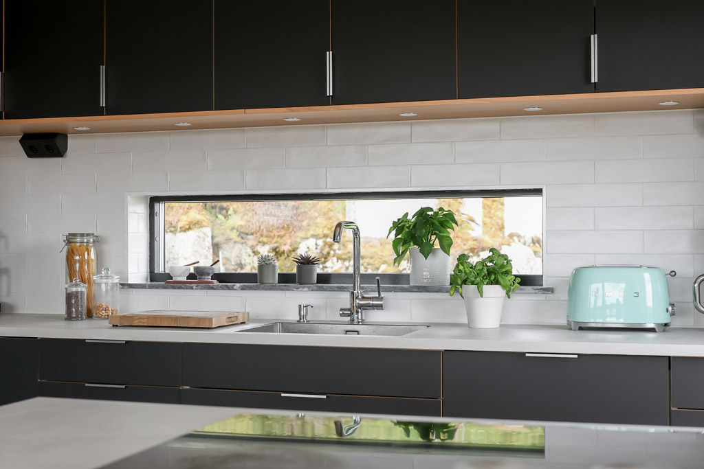 Kök med liggande fönster