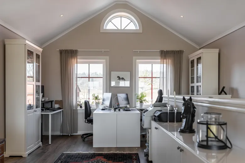 Stort kontorsrum med stora fönster