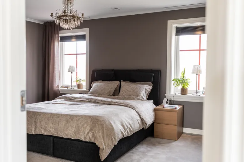 Sovrum med gråbruna väggar