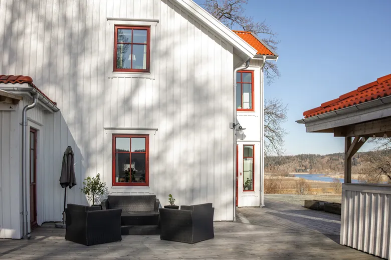 Husgavel med utemöbler