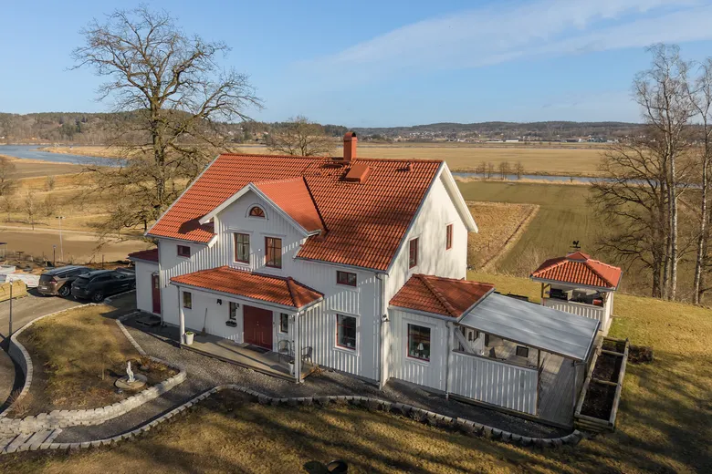 Vitt hus med terrakotta-tak